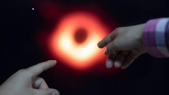 Snímek černé díry, nad kterým by užasl i Einstein