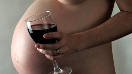 Pouhá sklenka alkoholu může poškodit plod, varuje studie