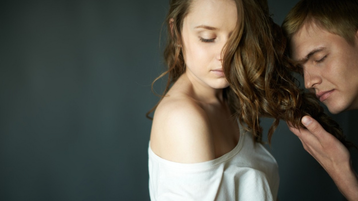 Nemůžete spát? Čichejte k tričku partnerky, radí psychologové