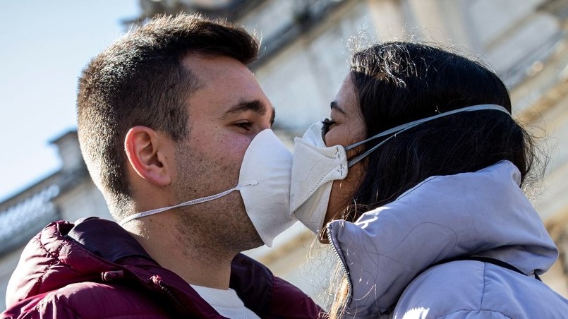 Pět mýtů o koronaviru. Věda je vyvrátila, ale kdekdo jim věří