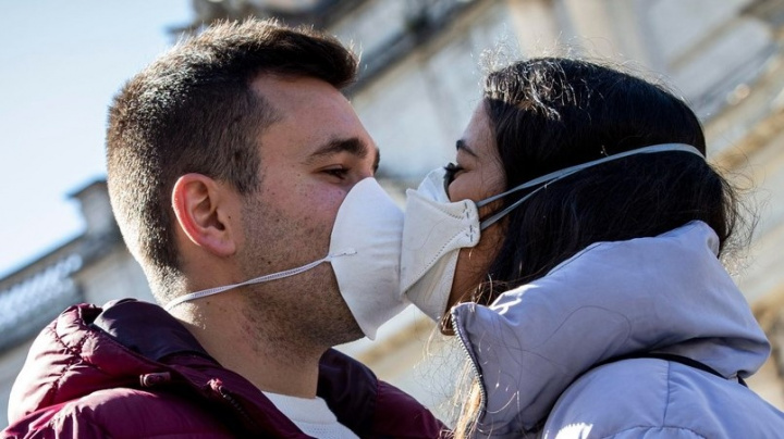 Pět mýtů o koronaviru. Věda je vyvrátila, ale kdekdo jim věří