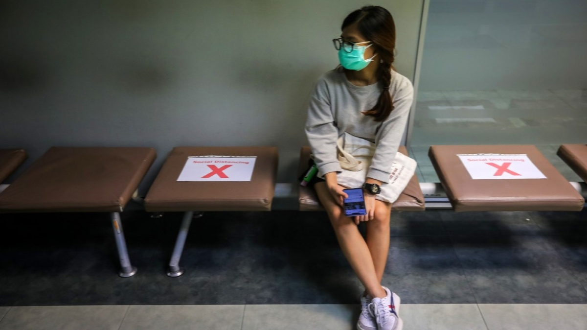 Chmurná předpověď: Sociální odstup přetrvá až do roku 2022