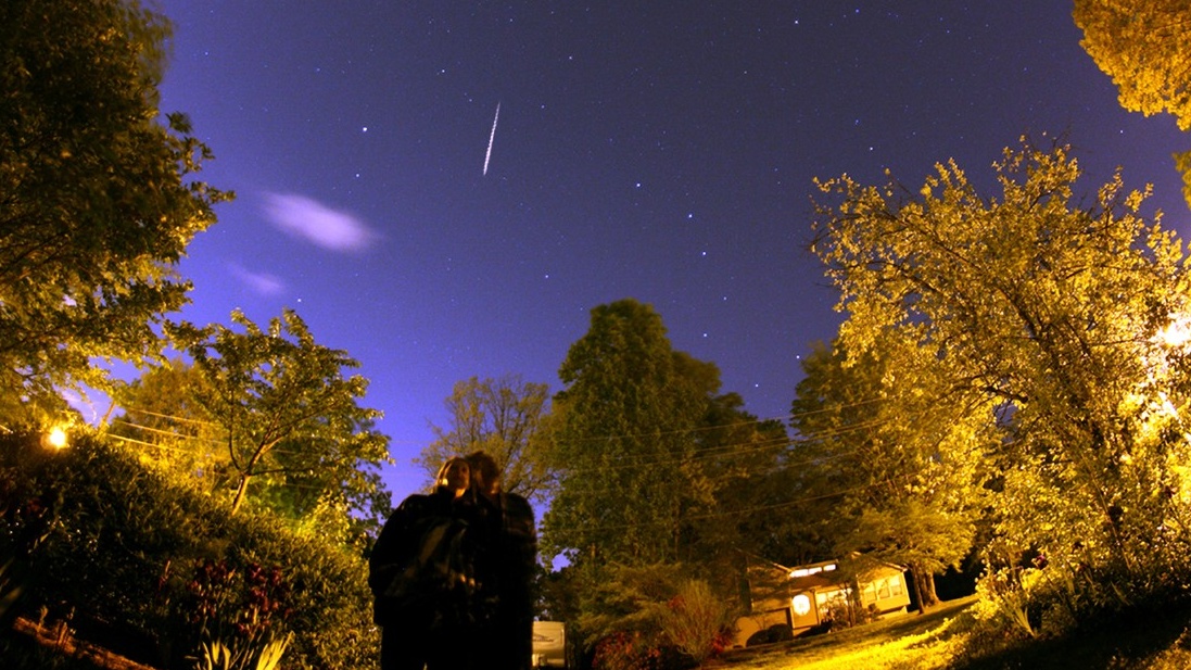 Hlavy vzhůru! Z nebe padají meteory (živý přenos TADY)