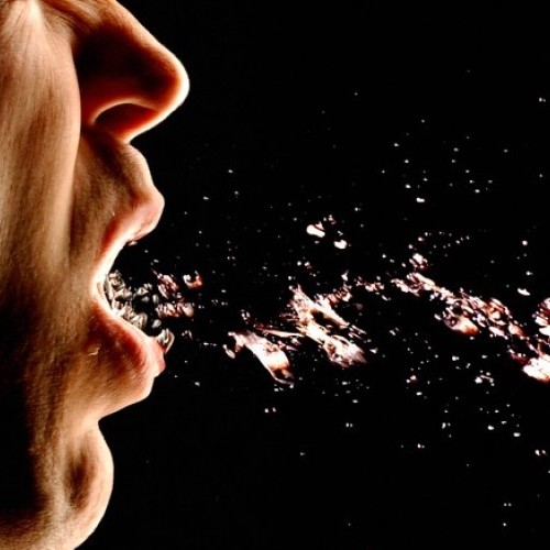 Psst, bez roušky raději šeptejte. Koronavirus se může šířit řečí