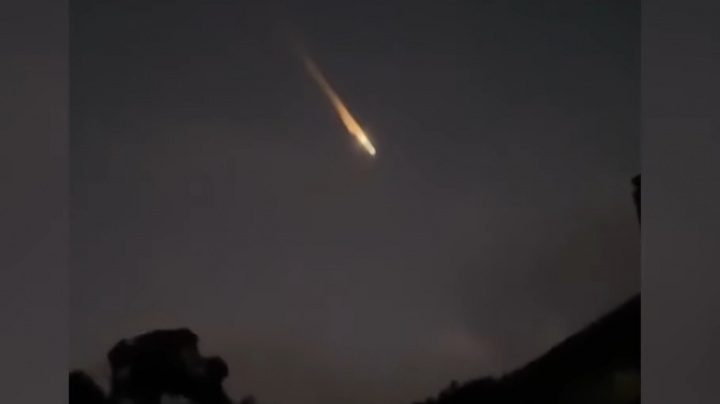 Padající ruská raketa rozzářila oblohu a šokovala Australany