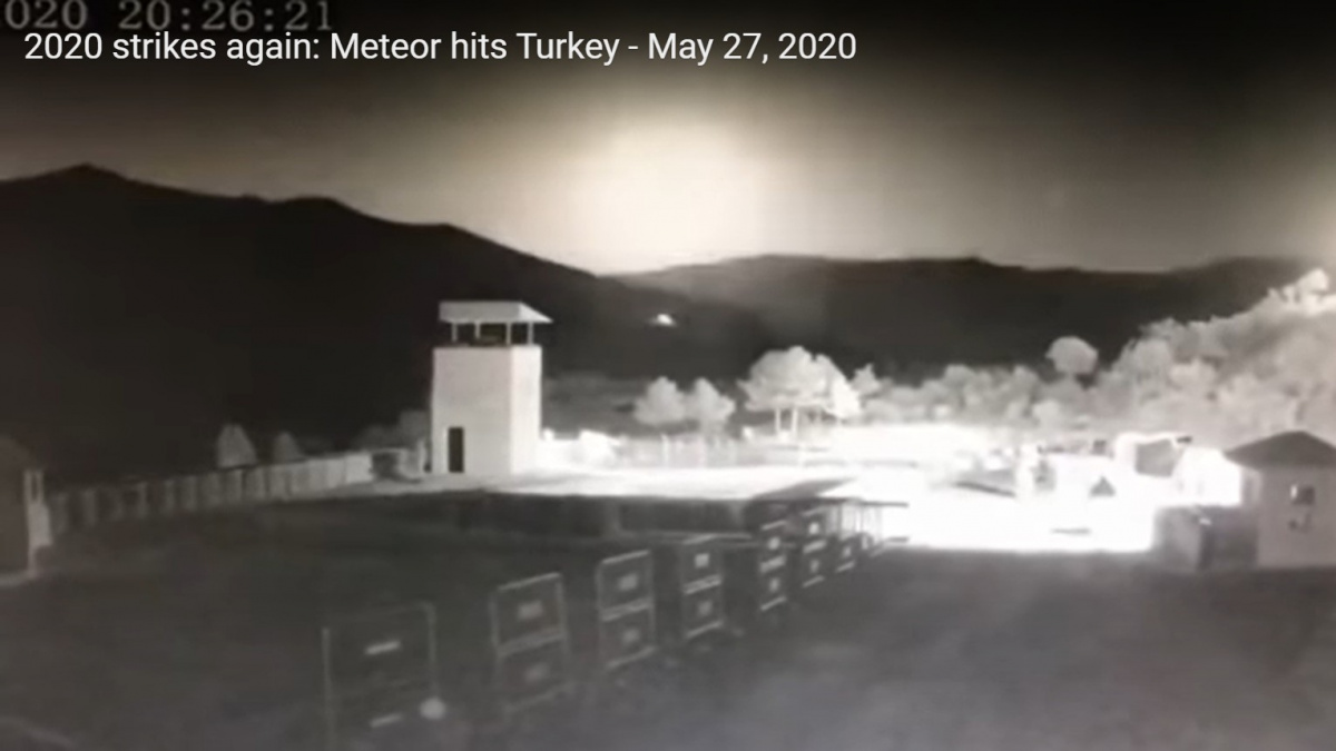 Meteor explodoval nad zemí. Světelnou show zachytilo video