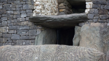 NEWGRANGE - ARCHITEKTONICKÝ DIV Z DOBY KAMENNÉ