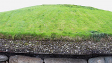 NEWGRANGE - ARCHITEKTONICKÝ DIV Z DOBY KAMENNÉ