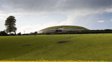 NEWGRANGE - ARCHITEKTONICKÝ DIV Z DOBY KAMENNÉ