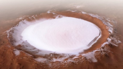 Přelet nad gigantickým kráterem zachycen na videu