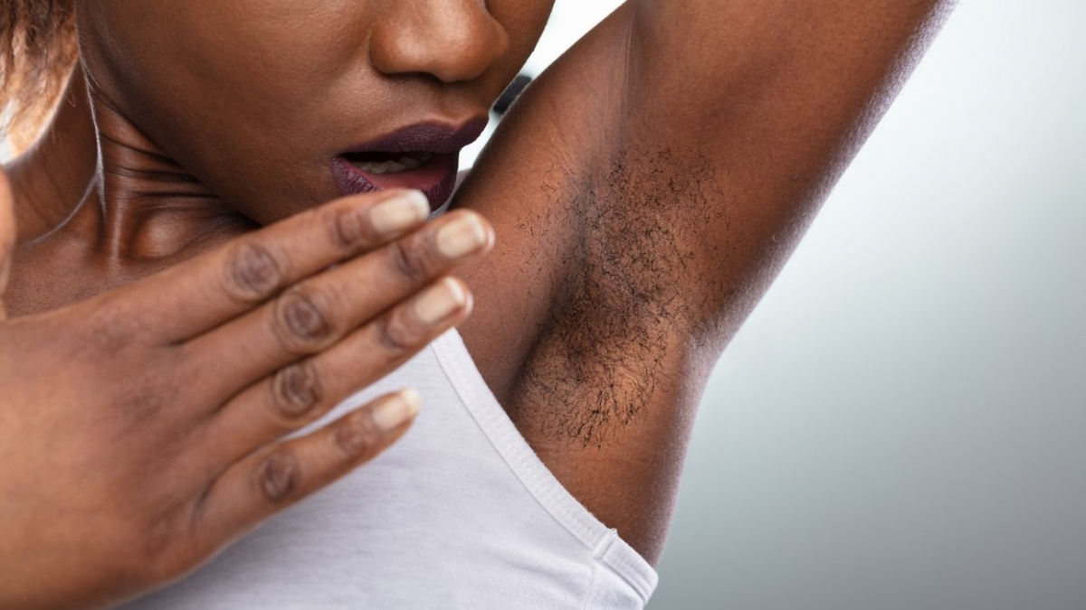 Věda konečně vysvětlila záhadu pachu z podpaží