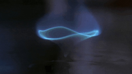 Odhaleno tajemství modrého víru, který tančí a hoří bez sazí