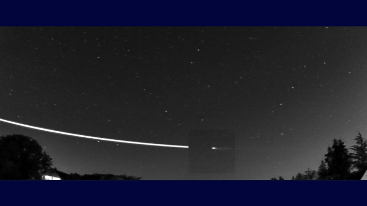 Nad Evropu přiletěl meteoroid. A 'odrazil se' zpátky do vesmíru! (video)