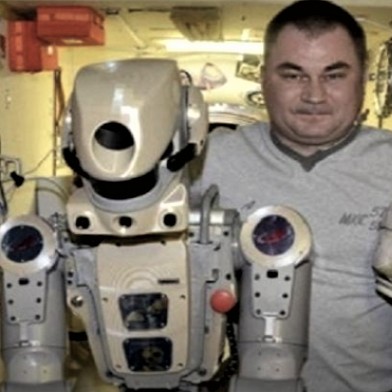 Android Fjodor žaluje: Ruští kosmonauti jsou opilci