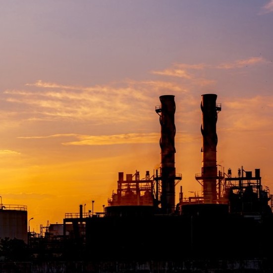 Covid srazil emise CO2 víc než druhá světová válka