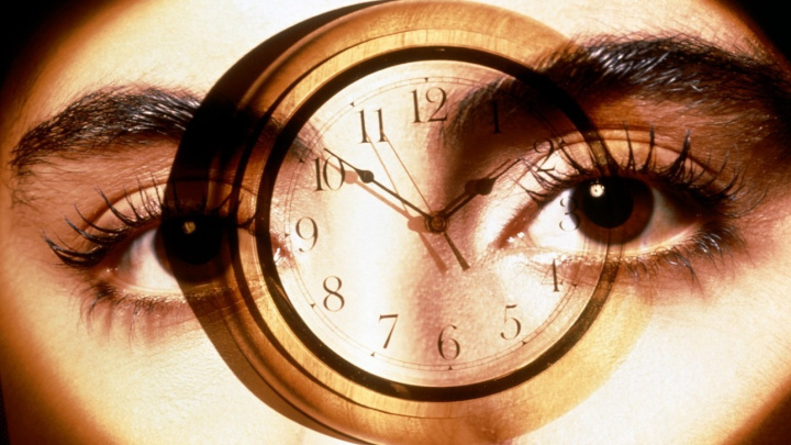 Biologické hodiny žen a mužů tikají jinak. Už od puberty