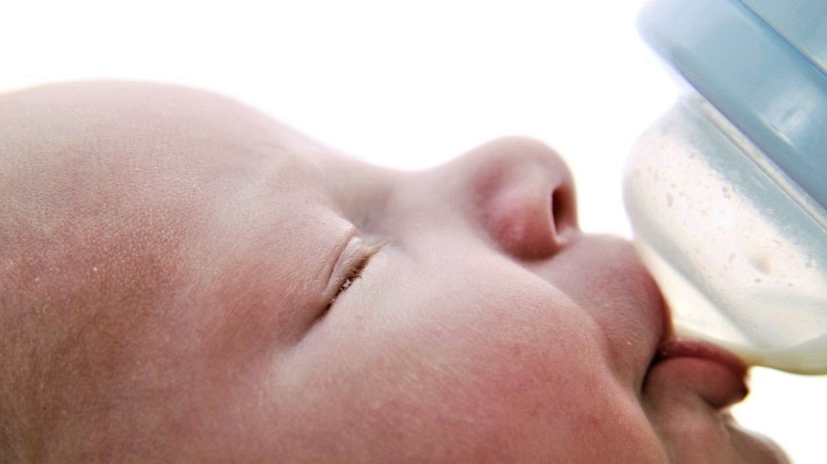 Miminka krmená z lahve spolykají až miliony mikroplastů denně