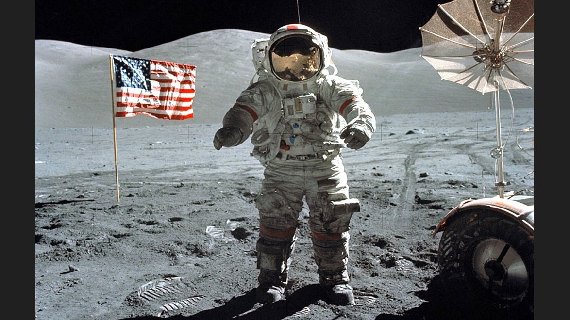 Máme jistotu, na sluncem zalité straně Měsíce je voda! hlásí NASA