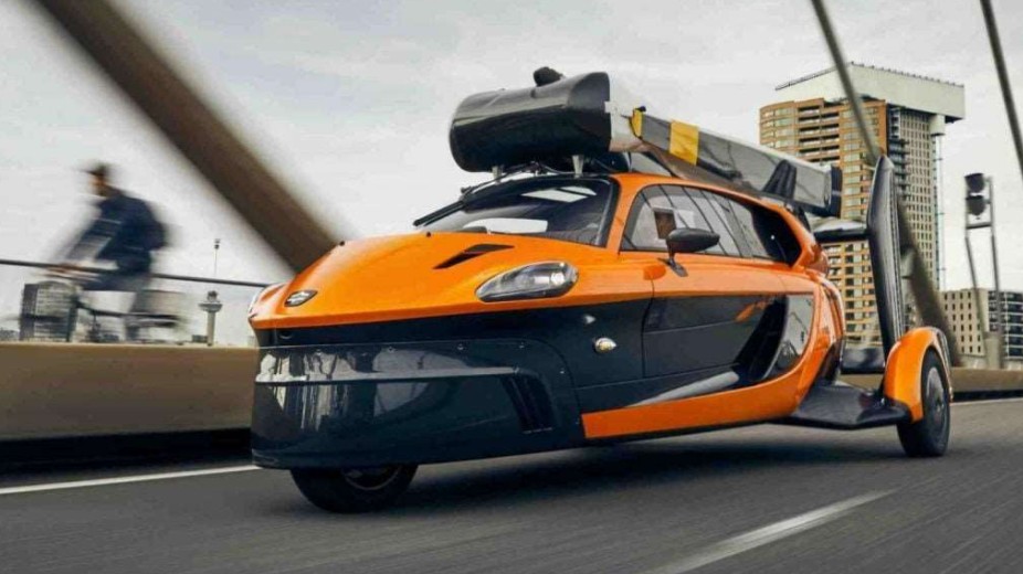 Auto, kterým se jednou proletíte. Už jezdí po silnici a je blíž výrobě