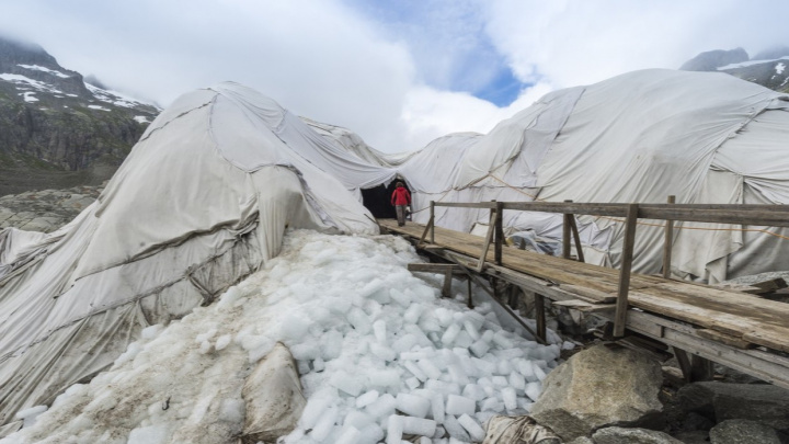 Tající alpské ledovce vydávají tisíce let stará tajemství