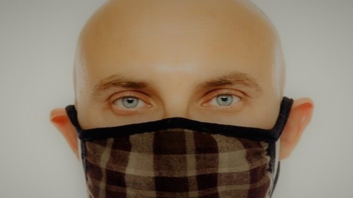 Plešaté muže ohrožuje covid víc než vlasaté