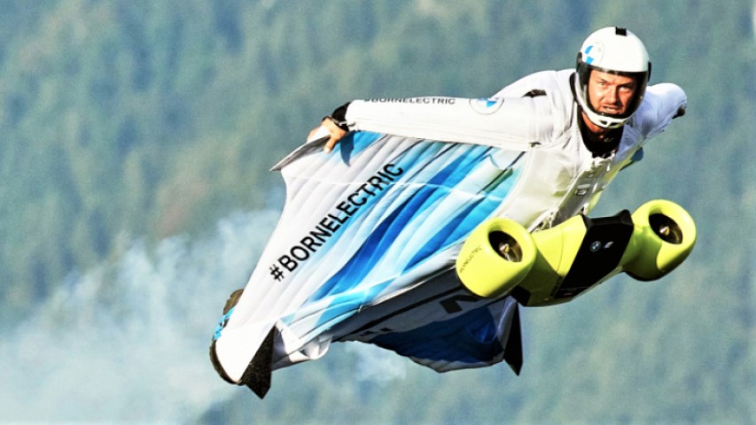 Batman přeletěl alpské vrcholy a poprvé ho poháněla elektřina (video)