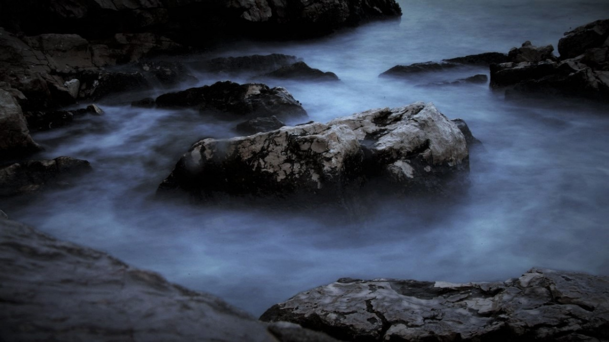 Teče pod největším ostrovem světa temná řeka?