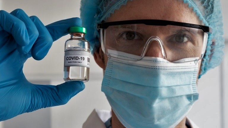 První vakcína proti covidu v cíli. Zabírá a neškodí