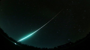 Meteor prořízl nebe nad Českem, na Zemi dopadly dva velké kusy