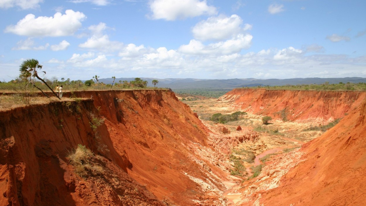 Čtvrtý největší ostrov světa se plíživě rozpadá