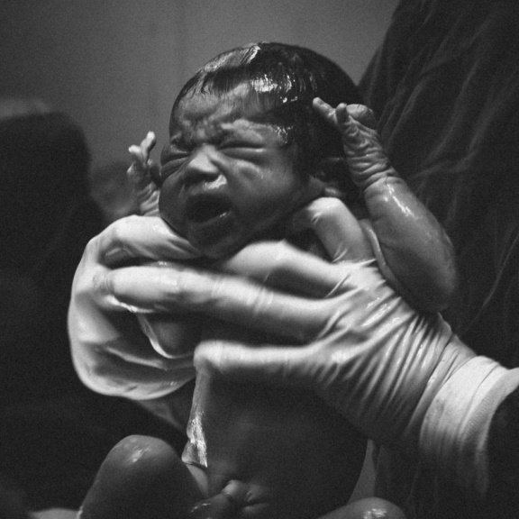 Těhotná žena předala protilátky na covid dítěti