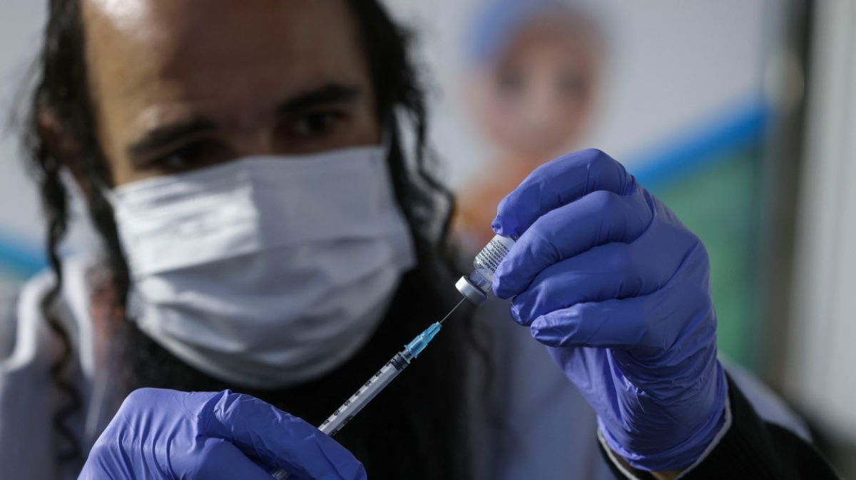 Padá s deltou účinnost vakcín proti covidu? Izraelská data varují, britská uklidňují