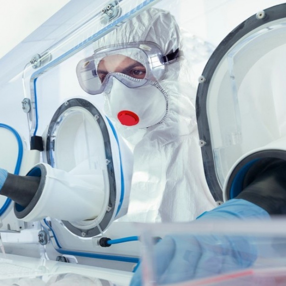 Koronaviry svádí evoluční závod s výrobci vakcín