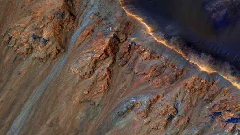 Za záhadnými sesuvy na Marsu je tající led