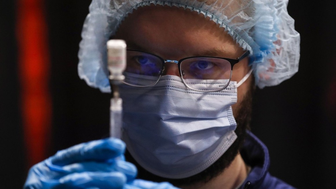 Vakcína od Pfizeru brání přenosu koronaviru, zjistila studie