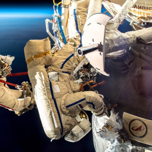 'Vědro má ve dně díru, milá Lízo…' Kosmonauti utěsňují stanici ISS