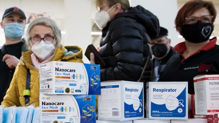 Dvě roušky na sobě nepomůžou, potvrzuje superpočítač