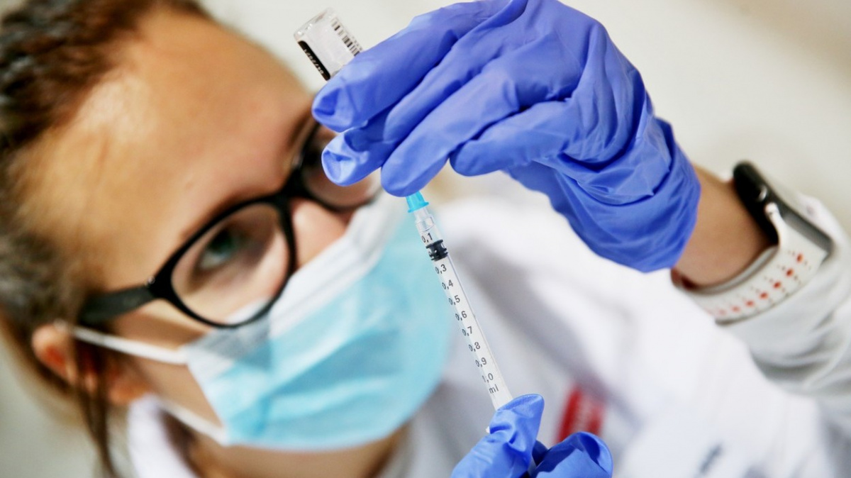 Učitelé ať počkají. Očkujme proti covidu nejstarší, vyzývají experti