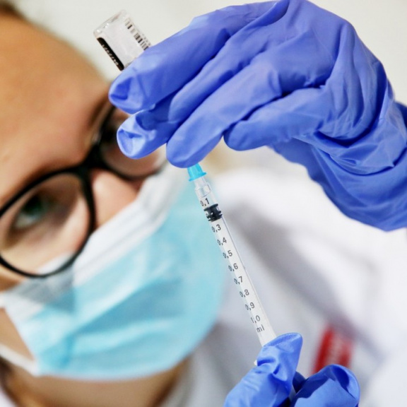 Učitelé ať počkají. Očkujme proti covidu nejstarší, vyzývají experti