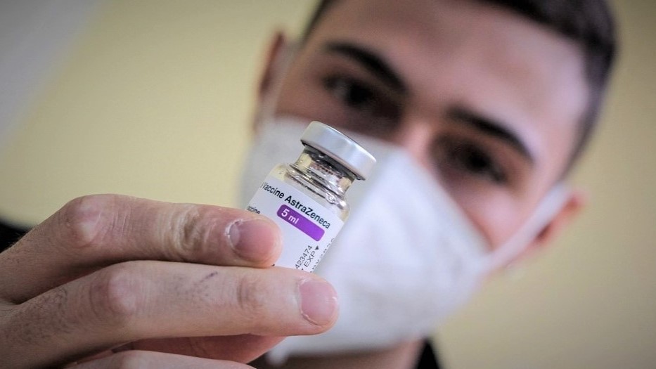 Vakcína AstraZeneca je bezpečnější než antikoncepční pilulka