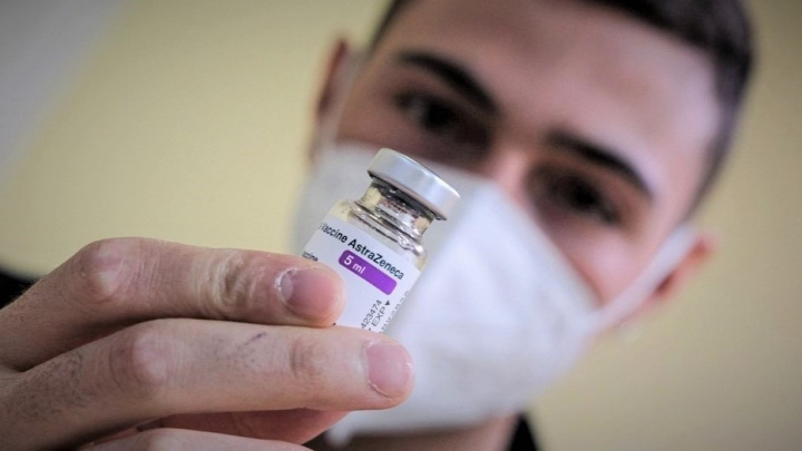 Vakcína AstraZeneca je bezpečnější než antikoncepční pilulka