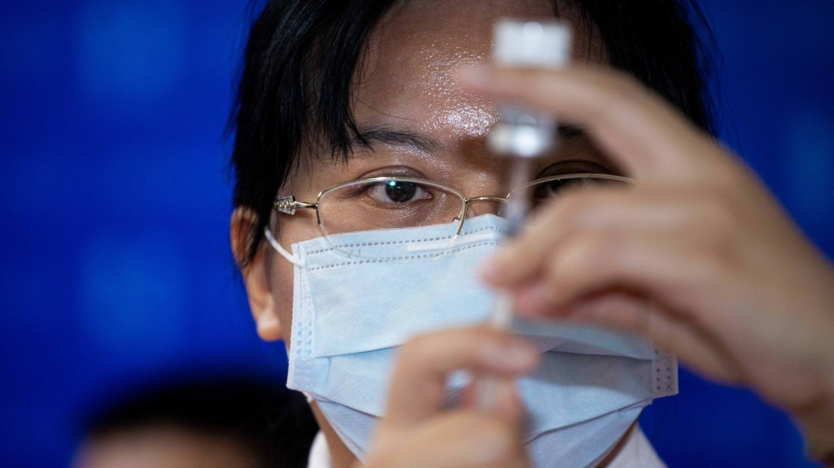 Senioři jí nevěří. Přesto je vakcína AstraZeneca spolehlivě chrání