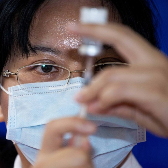 Senioři jí nevěří. Přesto je vakcína AstraZeneca spolehlivě chrání