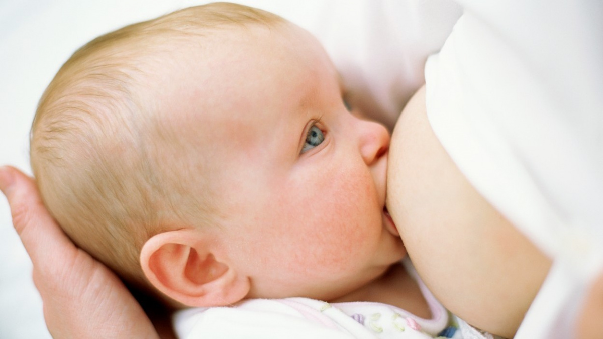 Mateřské mléko je bezpečné, koronavirus na dítě nepřenese, potvrzují lékaři