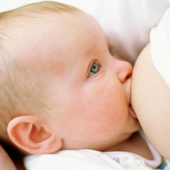 Mateřské mléko je bezpečné, koronavirus na dítě nepřenese, potvrzují lékaři