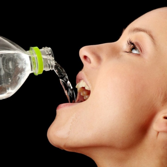 Je bezpečné pít opakovaně z plastové lahve?