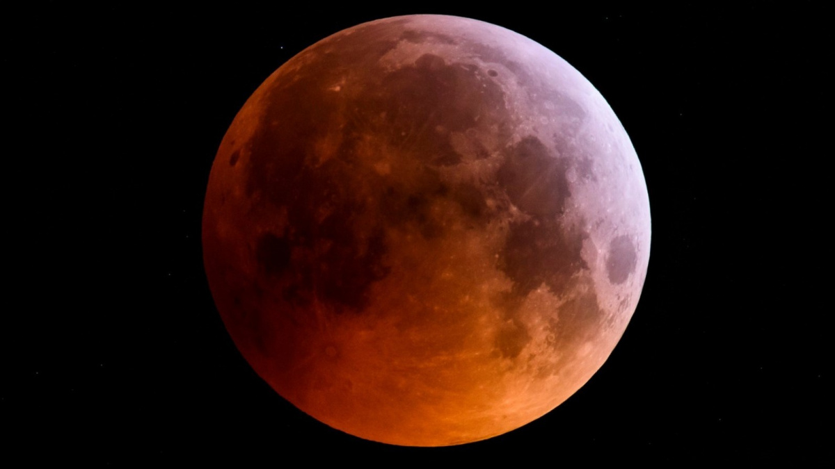 Loď uvízlou v Suezu vysvobodil Měsíc v superúplňku. Seslal na Zemi velký příliv