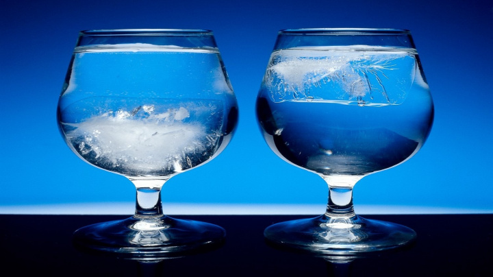 Vědci rozsekli stoletý spor o to, jak chutná těžká voda