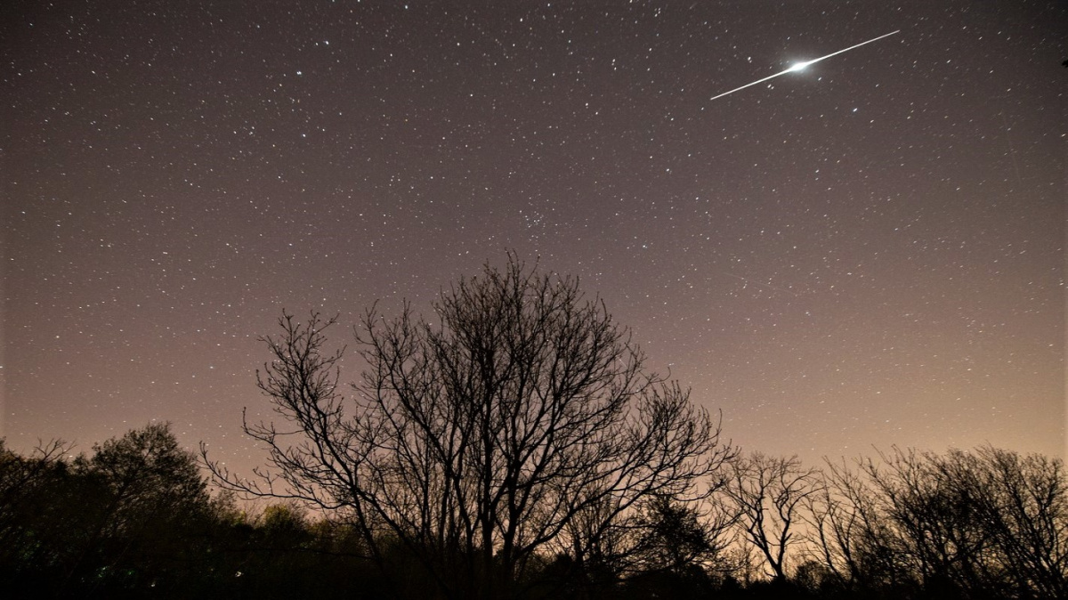 Z ohonu komety prší na Zemi meteory. Jejich roj vrcholí