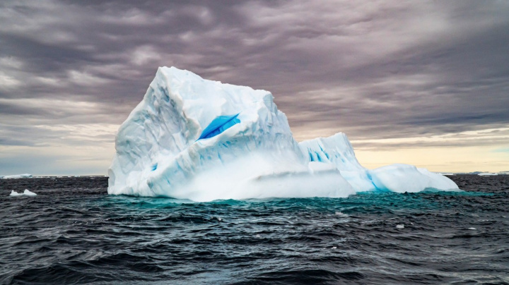 Jeden z největších ledovců se rozpadá. Co to znamená pro lidstvo?